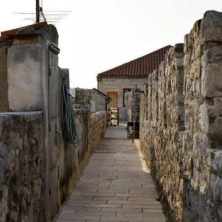 Marta - Stone House In The Center - Σπλιτ