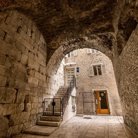 Guest house Marta - Stone House In The Center - Split