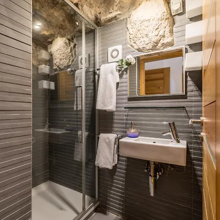 Marta - Stone House In The Center - Pensión