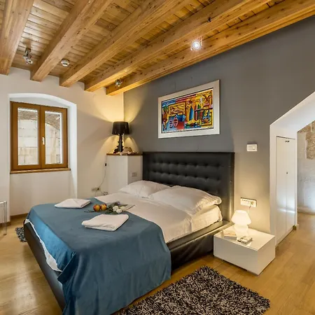 Marta - Stone House In The Center - Pensión 4*