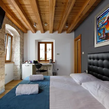 Pensión Marta - Stone House In The Center - 4*