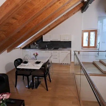 Marta - Stone House In The Center - Σπλιτ