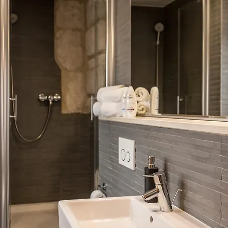 Marta - Stone House In The Center - 招待所