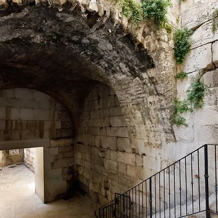 Marta - Stone House In The Center - 招待所 4*